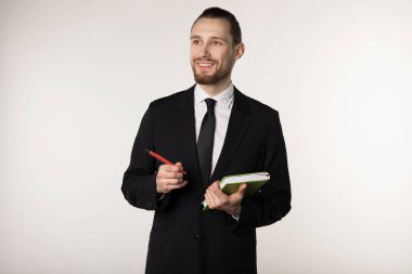 Siyah takım elbise ve kravat şık saç ile sakallı adam izole portresi onun Notebook notları yapma