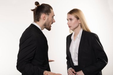 Siyah elbise içinde sakal ve Trendy saç modeli ile çekici işadamı onun alt kim cant görev başa çığlık