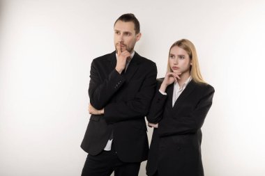 Siyah takım elbise, yakışıklı sakallı adam ve iş yerinde probleme çözme hakkında düşünme güzel sarışın kadın iki iş ortağı