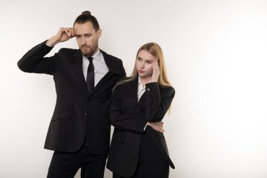 Siyah takım elbise, yakışıklı sakallı adam ve iş yerinde probleme çözme hakkında düşünme güzel sarışın kadın iki iş ortağı