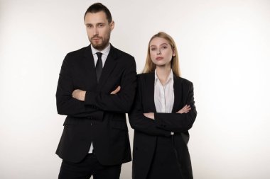 Siyah takımlarla poz veren, kendinden emin ciddi işadamlarının, kamerada görünümlü, kırpılmış elleri ile ayakta