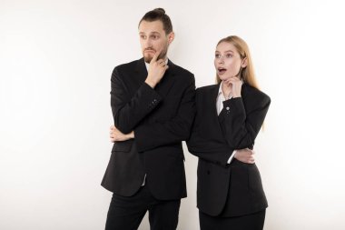 Siyah takım elbise, yakışıklı sakallı adam ve iş yerinde probleme çözme hakkında düşünme güzel sarışın kadın iki iş ortağı