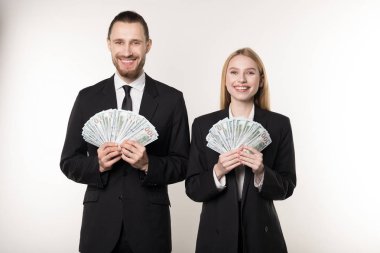 Siyah takım adam ve kadın portre dolar para gülümseyen ve kamera bakıyor fan tutarak