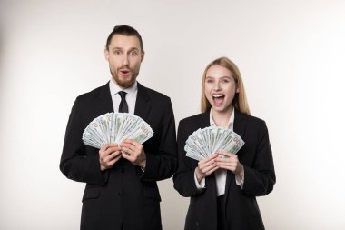 Siyah takım adam ve kadın portre dolar para gülümseyen ve kamera bakıyor fan tutarak