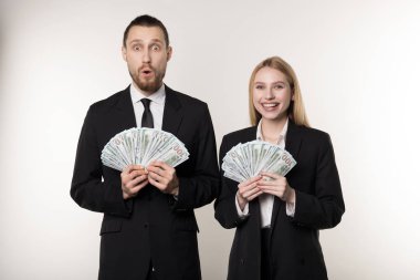 Siyah Suit Çift portre elinde para banknotlar tutarak şok