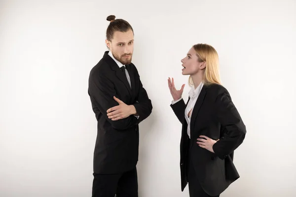 A empresária loira explica a seu parceiro de negócios seu ponto de vista que ele não quer aceitar — Fotografia de Stock