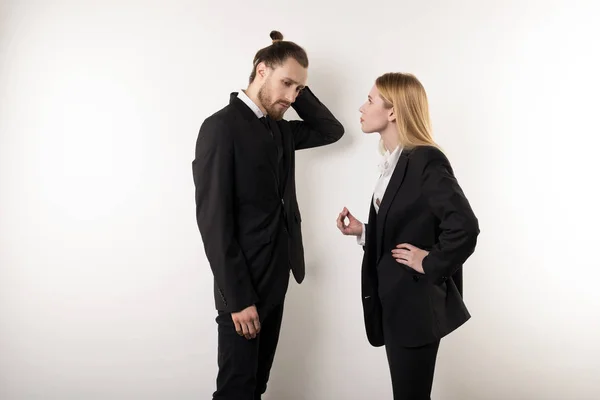 The female boss in black suit scolds her bearded manager for not being attentive — Stock Photo, Image