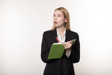 Dikkatli bir şekilde iş ortağı dinler ve bir Notebook notları alır siyah elbise ciddi sarışın işkadını ateş bel