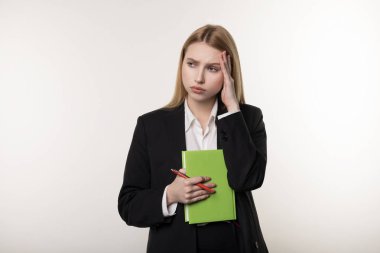 Siyah takım çekici güzel sarışın orta müdürü nasıl patron tarafından poz sorunu çözmek için düşünüyor