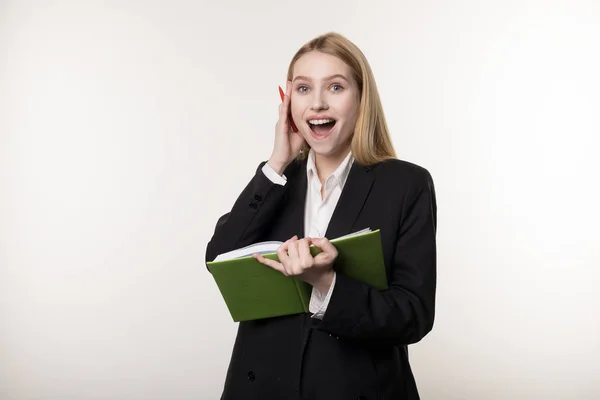 Mulher bonita loira feliz com cadernos verdes na mão encontrou uma solução para o problema — Fotografia de Stock