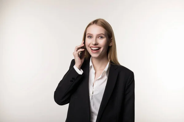 Retrato de feliz sonriente mujer de negocios vestida con traje negro uso de teléfono — Foto de Stock