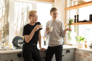 Mutfakta evde sabah Casual kıyafetler uluslararası gay çift portre