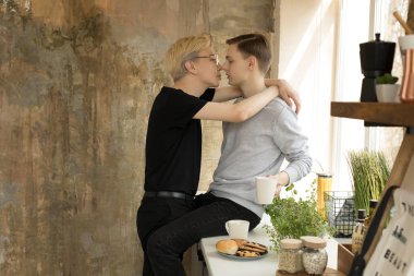 Aşk ve romantizm. Harika bir sabah daha da iyi hale getirmek. İki uluslararası gay erkekler sarılmak ve öpüşme