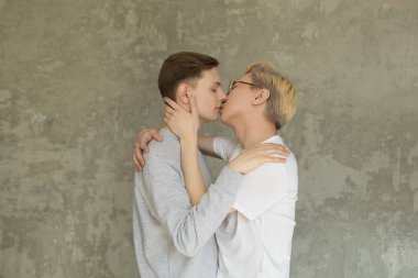 Uluslararası şehvetli gay erkekler, sarışın Asya adam ve esmer Avrupa veren öpücük, kucaklayan, duygu tutku