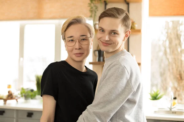 Bliska portret dwóch młodych międzynarodowych gejów w casual ubrania, jeden Asian Blonde mężczyzn w okularach, Seon Europejskiej z brązowymi włosami — Zdjęcie stockowe