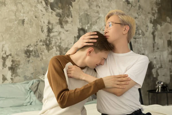 International gay male partners reconcile after quarrel — Stock Photo, Image