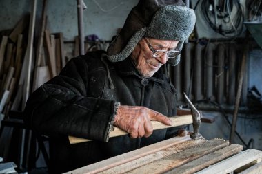 Gözlük içinde gri sıcak giysiler eski kıdemli marangoz