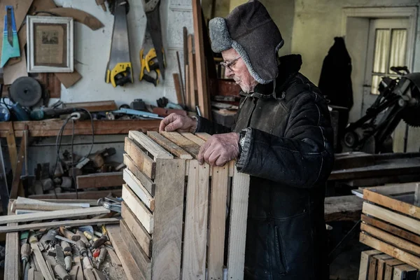 Gözlük içinde gri sıcak şapka, ciddi olgun yaşlı Büyükbaba
