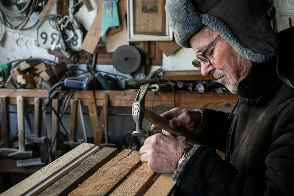Gözlük içinde gri sıcak şapka, ciddi olgun yaşlı Büyükbaba