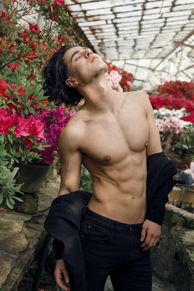 Retrato de mitad de longitud de hermoso modelo masculino con torso desnudo y pelo negro largo —  Fotos de Stock