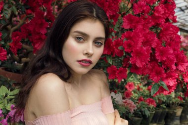 Kırmızı dudaklar ve çıplak omuzlu neşeli genç kadın model