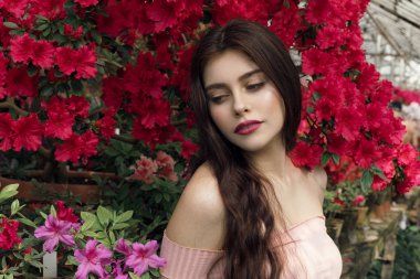 Kırmızı dudaklar ve çıplak omuzlu neşeli genç kadın model