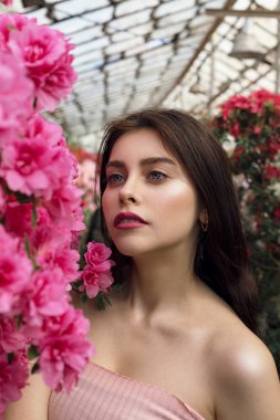 Genç, güzel, sağlıklı ciltli, kırmızı dudaklı, çıplak omuzlu bir prenses.