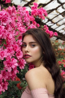 Çıplak omuzlu sağlıklı cilt ve kırmızı dudaklar ile bir model bakmak kız