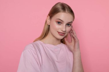 Mavi gözlü iyi görünümlü genç sarışın öğrenci, grup arkadaşları ile unutulmaz bir zaman geçiren sonra olumlu gülümseme