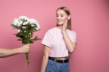 Sarı saçlı mutlu güzel genç kadın erkek arkadaşı verdi çiçekler tarafından şaşırttı