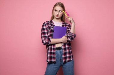 Rahat giyim giyen sarı saçlı Akıllı kız öğrenci