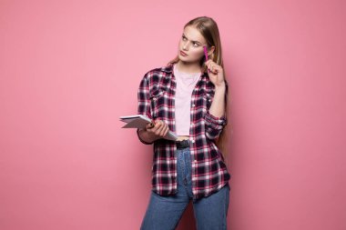 Sarı saçlı, sıradan kıyafetler giyen genç ve güzel bir menajer.