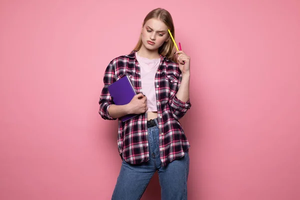 Étudiante intelligente aux cheveux blonds portant des vêtements décontractés — Photo