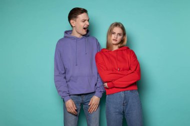 Gündelik giysiler içinde genç hoşnutsuzluk çift fotoğrafı