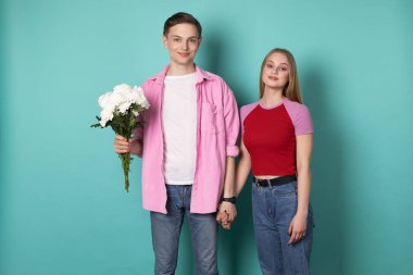 Güzel romantik çift el ele duruyor