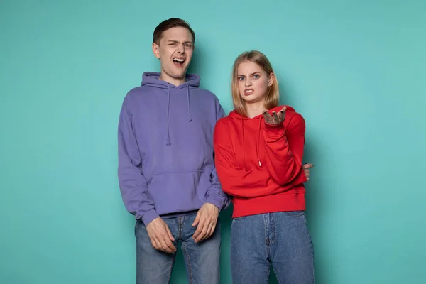 Unga vackra par man och kvinna i casual kläder med överraskning och chockad ansiktsuttryck — Stockfoto