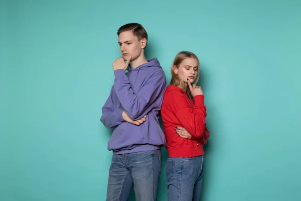 Bild av unga allvar människor man och kvinna i casual kläder — Stockfoto
