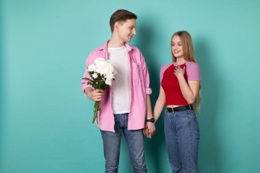 Güzel romantik çift el ele duruyor