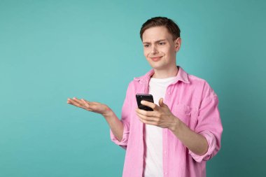 Pembe gömlekli şaşkın mutsuz bir adamın yarım uzunlukta portresi