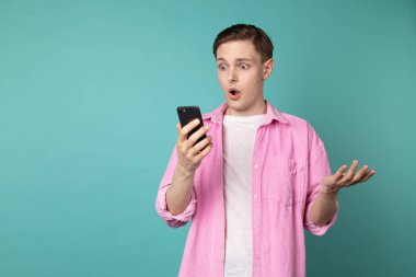 Avrupalı adamın şok ve korkunç yüzünün portresi akıllı telefondan bağırdı