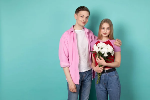 Romántica pareja joven, hombre guapo en camisa rosa con hermosa chica rubia alegre —  Fotos de Stock