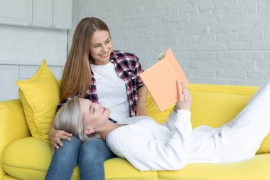 Romantik lezbiyen çift evde birlikte zaman zevk