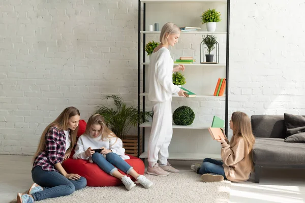 Lesbisk ung familj i casual kläder ha kul tillsammans hemma — Stockfoto