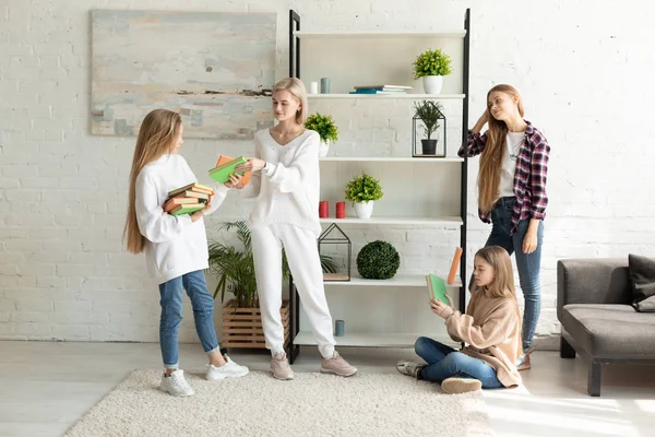 Ung attraktiv lesbisk familj i avslappnade kläder tillbringa tid tillsammans i vardagsrummet — Stockfoto