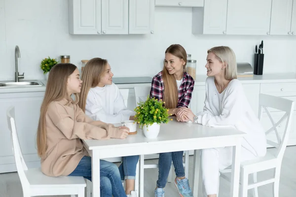 Vackra lesbiska par med sina döttrar i casual kläder — Stockfoto