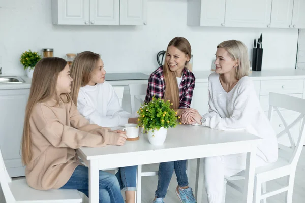 Vackra lesbiska par med sina döttrar i casual kläder — Stockfoto