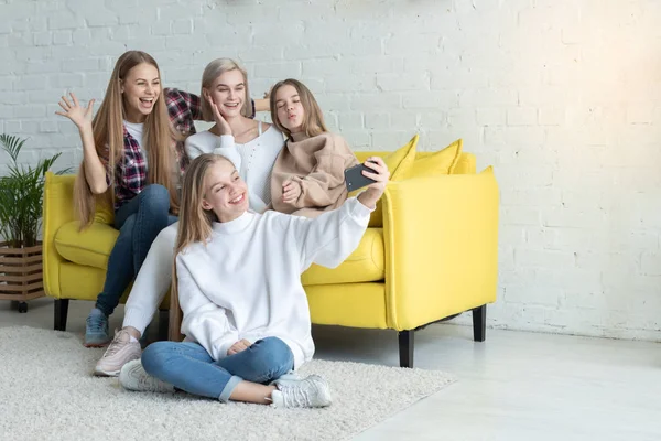 Lycklig attraktiv lesbisk familj i casual kläder att göra Selfie — Stockfoto