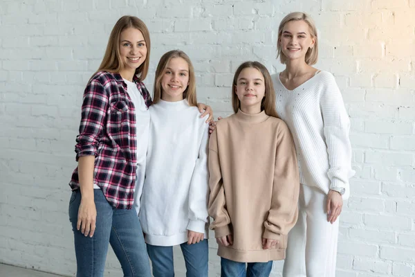 Portret van mooie lesbische familie in Casual kleding, twee moeders en dochters — Stockfoto