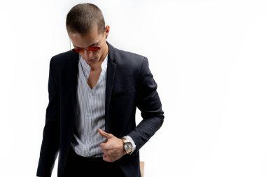 Beyaz arka plan üzerinde izole siyah takım elbise giyen kırmızı güneş gözlüğü kısa saç kesimi ile zarif kendinden emin genç işadamı