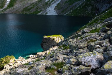 Güzel panorama, mavi su ve büyük taşlar ile dağ gölü, yaz saati